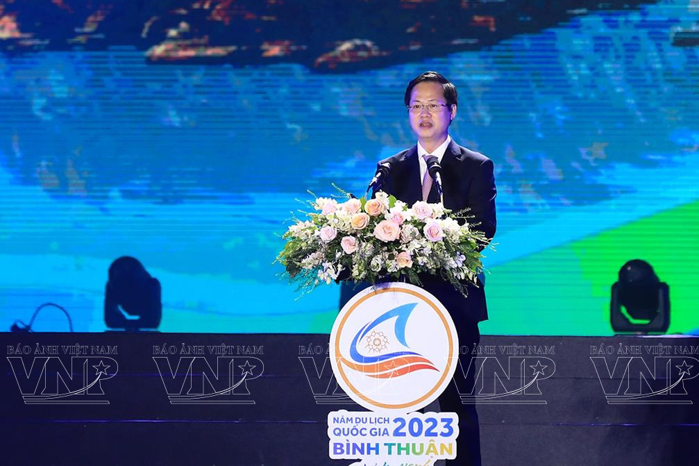 Chủ tịch UBND tỉnh Bình Thuận Đoàn Anh Dũng phát biểu tại Lễ Khai mạc Năm du lịch quốc gia 2023 với chủ đề “Bình Thuận - Hội tụ xanh”.